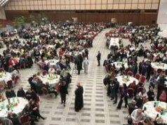 Papa a tavola coi poveri, appello ai governi: “Ascoltate il loro grido”