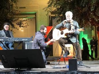 Ron live in Piazza Mastai a Roma per l’Aisla: “Importante sensibilizzare”