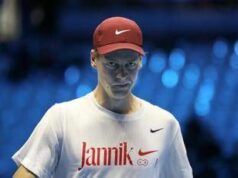 Sinner e il golf, colpi da rivedere: Jannik si butta a terra e Cahill se la ride