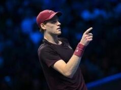 Sinner, mini ‘mistero’ a Seul: entra in campo in ritardo. Poi fa giocare un bambino con Alcaraz