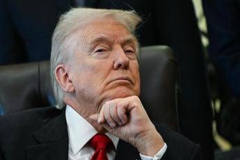 Trump dorme nello Studio Ovale? Le foto ‘sospette’ e la risposta della Casa Bianca