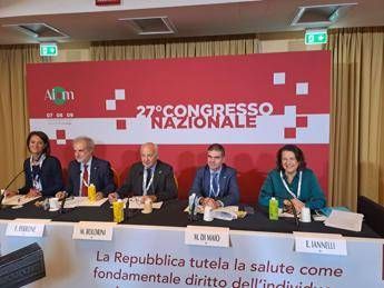 Tumori, Aiom: “16% donne costrette a lasciare il lavoro dopo la diagnosi”