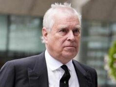 Tutti contro Andrea, via anche le onorificenze delle Falkland