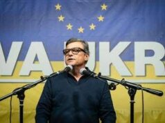 Ucraina, ambasciata russa a Roma critica Calenda per il tatuaggio. E lui replica: “Verrete sconfitti come l’Urss”