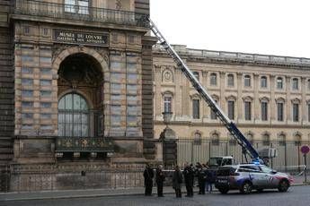 Una coppia con figli e altri piccoli criminali, ecco chi sono gli autori del colpo al Louvre