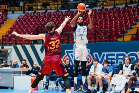 La Blu Basket Bergamo manca il tiro del sorpasso e perde per un punto contro Ferraroni Cremona Blu Basket Bergamo