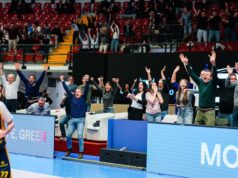 Il pubblico trascina la Blu Basket Bergamo alla vittoria. Con un tiro da tre di Pollone all’overtime batte Scafati Blu Basket Bergamo