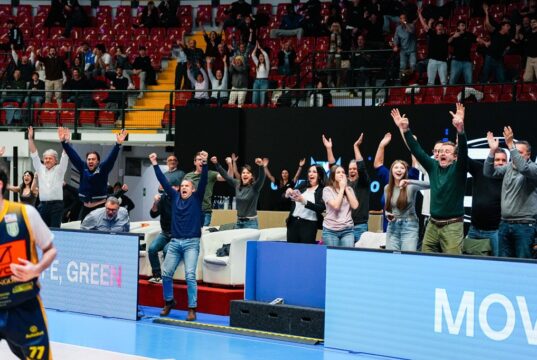 Il pubblico trascina la Blu Basket Bergamo alla vittoria. Con un tiro da tre di Pollone all’overtime batte Scafati Blu Basket Bergamo
