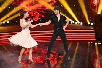 Ballando, Delogu: “Io e Nikita non stiamo insieme”. Ma la giuria non ci crede…