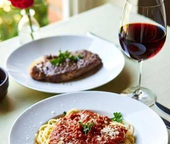 Carne, vino, pasta: le regole a tavola per vivere meglio (e di più)
