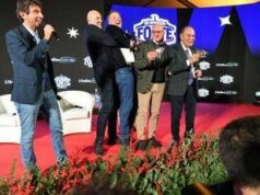 Crosetto prova a prendere in braccio Renzi, siparietto ad Atreju