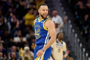 Curry, magia in Nba: fa canestro… dal tunnel degli spogliatoi