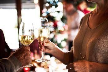 Da brindisi a dopocena, l’alcol minaccia il Natale: a rischio fegato e cervello