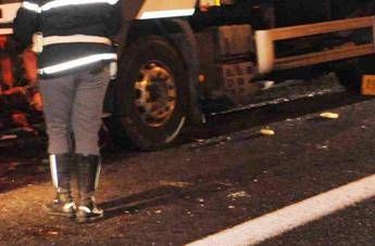 Genova, tir investe pedone e lo uccide trascinandolo per chilometri