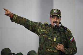 Maduro riappare in pubblico dopo giorni: “Venezuela è indistruttibile”