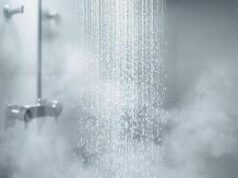 Meno docce dopo i 65 anni, la raccomandazione del dermatologo: “Ecco perché e cosa succede alla pelle”