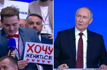 “Mi vuoi sposare?”, proposta di matrimonio nella conferenza di Putin