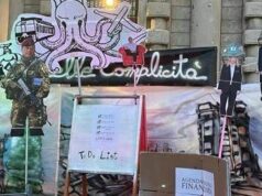 Scala, la protesta prima dell’evento: Meloni e ministri ritratti con l’elmetto