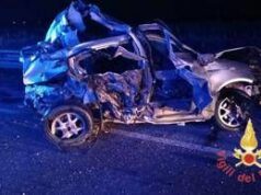 Scontro tra furgone e due auto sulla Ss 106, un morto e tre feriti