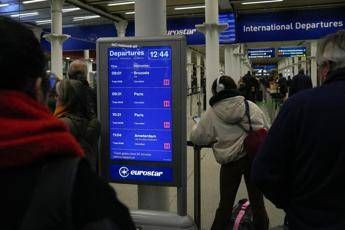 Tunnel sotto la Manica, problemi a circolazione treni con ritardi e cancellazioni. Eurostar: “Rimandate il viaggio”