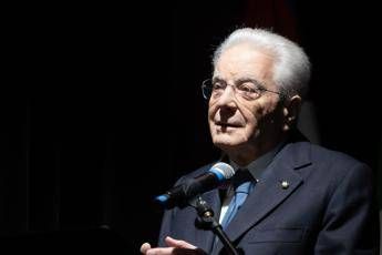 Ucraina-Russia, Mattarella: “Irresponsabile e inammissibile ridefinire confini con la forza”