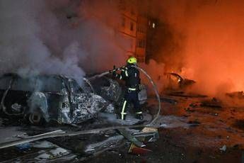 Ucraina-Russia, missili e droni su Kiev nella notte: feriti e danni alle ferrovie