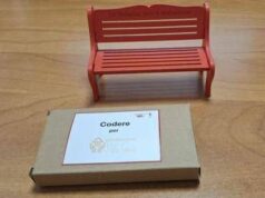 Violenza sulle donne, ‘Piccola Panchina Rossa’ da scrivania: il regalo per sostenere la speranza