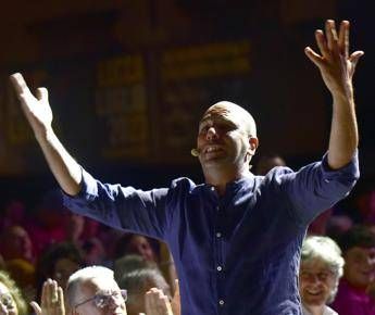 Zalone e l’ode alla prostata a reti unificate Mediaset