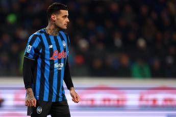 Atalanta-Roma, gol di Scalvini e Scamacca e doppio check Var tra le proteste giallorosse. Cos’è successo