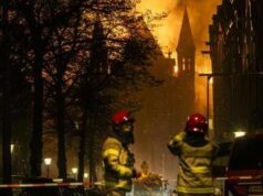 Brucia chiesa in centro ad Amsterdam, crolla il campanile