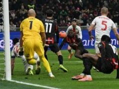 Fofana prova a colpire di testa, ma scivola: l’errore (comico) in Milan-Genoa