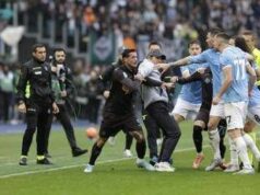 Lazio-Napoli, caos finale con tre espulsi e Conte in campo. Cos’è successo