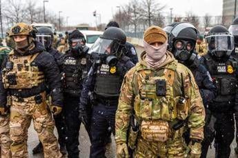 Scontri a Minneapolis, il governatore Walz: “Trump pronto a ridurre gli agenti dell’Ice”