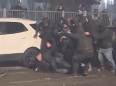 Scontri corteo Askatasuna, in un video agente accerchiato e preso a calci e pugni