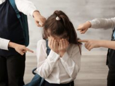 “Bullizza mia nipote”: nonno entra in aula alle elementari e schiaffeggia un bimbo