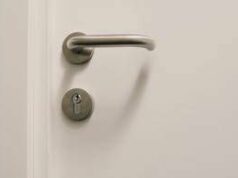 Carta stagnola sulle maniglie delle porte, un gesto gentile verso la propria casa