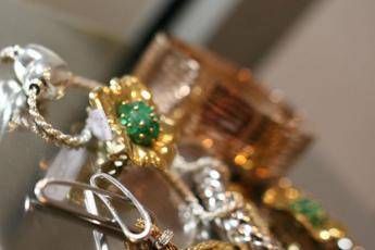 Dai gioielli di famiglia alle posate di nonna, è corsa ai compro oro