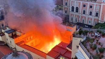 Incendio all’alba di oggi a Napoli, in fiamme il Teatro Sannazaro – IL VIDEO DEL ROGO