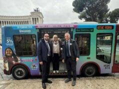 Malattie rare: bus e billboard con i colori della campagna Uniamoleforze