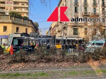 Milano, tram deraglia in centro: un morto e oltre 20 feriti, alcuni gravi