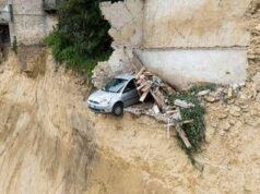 Niscemi, auto in bilico precipita nel burrone: era il simbolo della frana