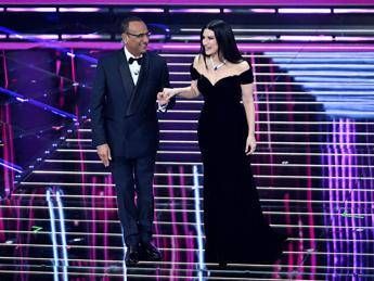 Sanremo 2026, Laura Pausini ‘inciampa’ sulle parole: lo ‘sfottò’ di Can Yaman