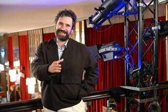 Sanremo 2026, Tommaso Paradiso chi è: esordi, rottura con i ‘The giornalisti’, dietrofront sul Festival