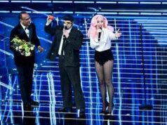 Sanremo 2026, TonyPitony e il caco sul palco: il significato del gesto