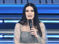 Sanremo, la gaffe ‘piccante’ di Pausini col microfono: “Mamma tutto bene…”