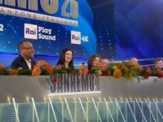 Sanremo, la prima conferenza stampa. Carlo Conti si commuove ricordando Pippo Baudo: “Doveroso dedicargli il Festival”