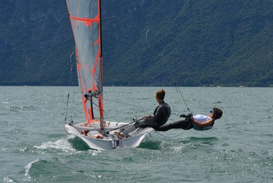 Beatrice Tosi e Marco Tortelli in rotta verso il 2026. Due giovani talenti della vela cresciuti sul Lago d’Iseo Vela