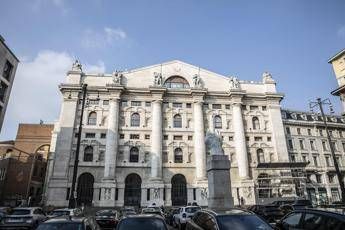 Attacco all’Iran, prezzi petrolio salgono ancora. Borse aprono in rosso