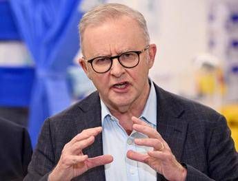 Australia, Albanese contestato in moschea: contro il premier urla e insulti