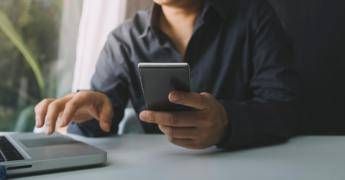 Boom prezzi petrolio e bollette, Ue ‘raccomanda’ smart working